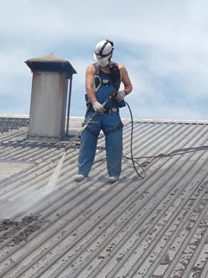 高圧ジェットを使用しての屋根清掃